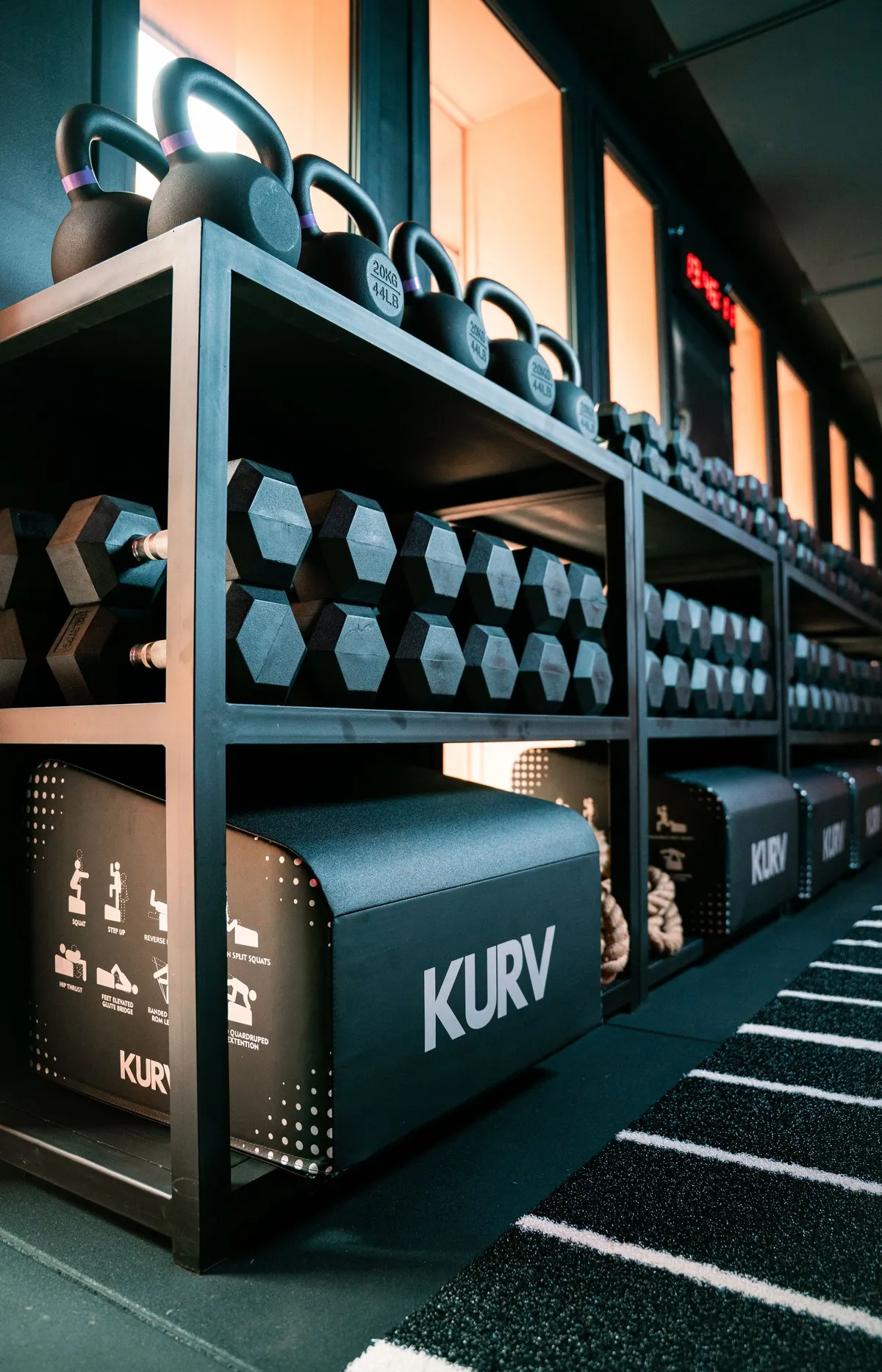 Le rack de kettlebells et la sled KURV alignés le long de la piste