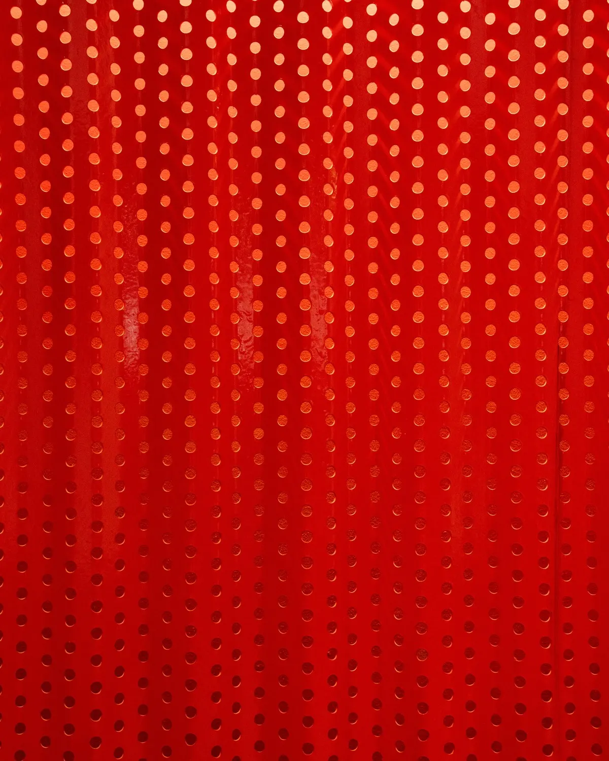 Le mur rouge perforé du studio