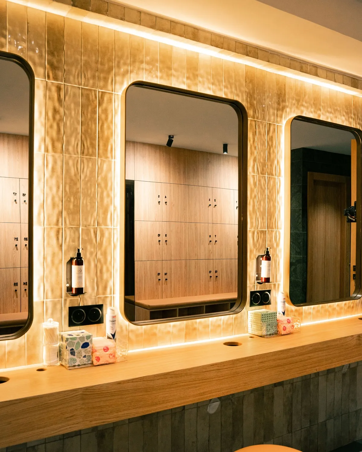Les vestiaires : miroirs rétroéclairés et bois clair